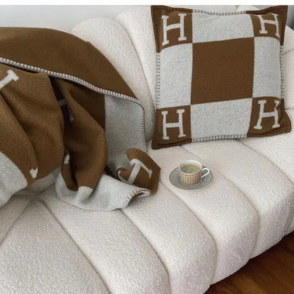 Luxury H Blanket & Pillows Set