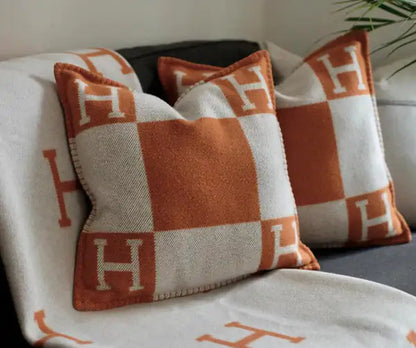 Luxury H Blanket & Pillows Set